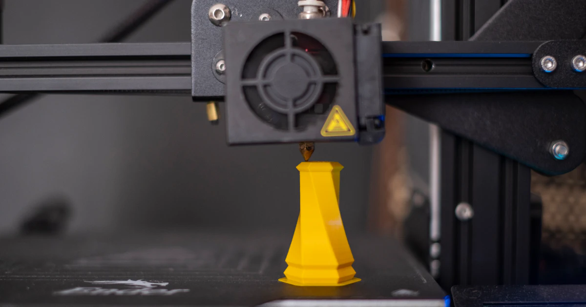3D print cost calculator: an FDM 3D printer laying down PLA filament, the job whose cost the tool estimates